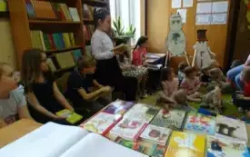 Wizyta przedszkolak&oacute;w w bibliotece szkolnej 6