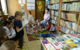 Wizyta przedszkolak&oacute;w w bibliotece szkolnej 7