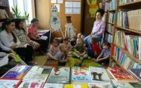 Wizyta przedszkolak&oacute;w w bibliotece szkolnej 8