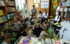 Wizyta przedszkolak&oacute;w w bibliotece szkolnej 12