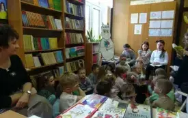 Wizyta przedszkolak&oacute;w w bibliotece szkolnej 17