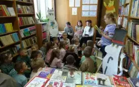 Wizyta przedszkolak&oacute;w w bibliotece szkolnej 19