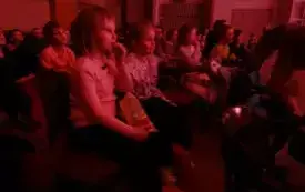 Wycieczka przedszkolak&oacute;w i klas I-III PSP w Godowie na spektakl "Jaś i Małgosia" 2