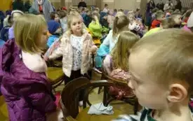 Wycieczka przedszkolak&oacute;w i klas I-III PSP w Godowie na spektakl "Jaś i Małgosia" 6
