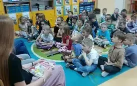 Światowy Dzień Książki w grupie 0 a i 0 b w PSP w Chybicach 2