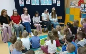 Światowy Dzień Książki w grupie 0 a i 0 b w PSP w Chybicach 6