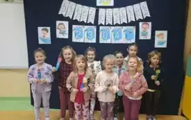 Światowy Dzień Książki w grupie 0 a i 0 b w PSP w Chybicach 8