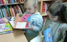 Światowy Dzień Książki w grupie 0 a i 0 b w PSP w Chybicach 21