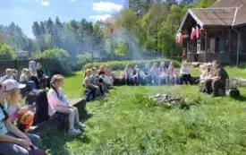 Wycieczka do lasu- sadzenie dęb&oacute;w. 2