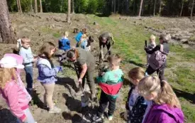 Wycieczka do lasu- sadzenie dęb&oacute;w. 5
