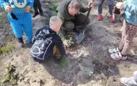 Wycieczka do lasu- sadzenie dęb&oacute;w. 6