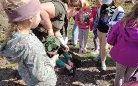 Wycieczka do lasu- sadzenie dęb&oacute;w. 10