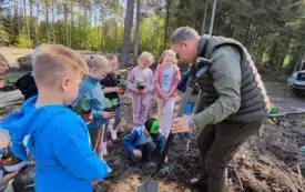 Wycieczka do lasu- sadzenie dęb&oacute;w. 16