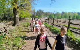 Wycieczka do lasu- sadzenie dęb&oacute;w. 17