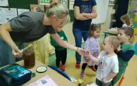 Z wizytą w świecie pszcz&oacute;ł &ndash; pasjonujące spotkanie w przedszkolu w Chybicach 2