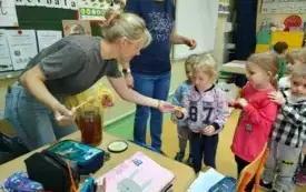 Z wizytą w świecie pszcz&oacute;ł &ndash; pasjonujące spotkanie w przedszkolu w Chybicach 5
