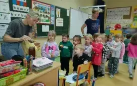 Z wizytą w świecie pszcz&oacute;ł &ndash; pasjonujące spotkanie w przedszkolu w Chybicach 6