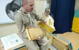 Z wizytą w świecie pszcz&oacute;ł &ndash; pasjonujące spotkanie w przedszkolu w Chybicach 11