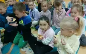 Z wizytą w świecie pszcz&oacute;ł &ndash; pasjonujące spotkanie w przedszkolu w Chybicach 19