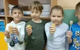 Z wizytą w świecie pszcz&oacute;ł &ndash; pasjonujące spotkanie w przedszkolu w Chybicach 25