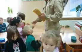 Z wizytą w świecie pszcz&oacute;ł &ndash; pasjonujące spotkanie w przedszkolu w Chybicach 29