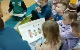 Z wizytą w świecie pszcz&oacute;ł &ndash; pasjonujące spotkanie w przedszkolu w Chybicach 43