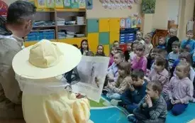 Z wizytą w świecie pszcz&oacute;ł &ndash; pasjonujące spotkanie w przedszkolu w Chybicach 44