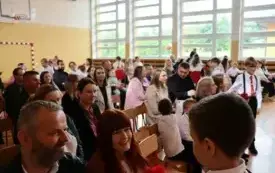 Dzień Mamy i Taty w klasach drugich&ndash; PSP Chybice 3