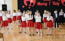 Dzień Mamy i Taty w klasach drugich&ndash; PSP Chybice 8