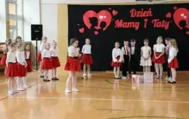 Dzień Mamy i Taty w klasach drugich&ndash; PSP Chybice 13