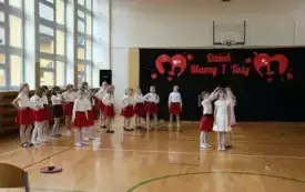 Dzień Mamy i Taty w klasach drugich&ndash; PSP Chybice 15