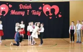 Dzień Mamy i Taty w klasach drugich&ndash; PSP Chybice 18