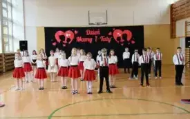 Dzień Mamy i Taty w klasach drugich&ndash; PSP Chybice 26