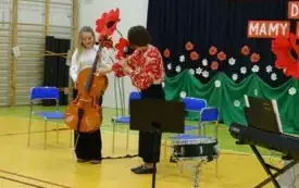 Koncert muzyczny uczni&oacute;w Państwowej Szkoły Muzycznej w PSP w Godowie 9