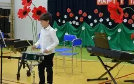 Koncert muzyczny uczni&oacute;w Państwowej Szkoły Muzycznej w PSP w Godowie 10