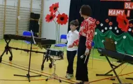 Koncert muzyczny uczni&oacute;w Państwowej Szkoły Muzycznej w PSP w Godowie 12