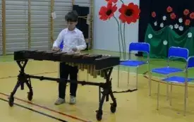 Koncert muzyczny uczni&oacute;w Państwowej Szkoły Muzycznej w PSP w Godowie 13