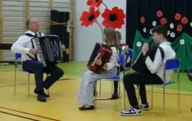 Koncert muzyczny uczni&oacute;w Państwowej Szkoły Muzycznej w PSP w Godowie 16