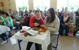 Jedzmy zdrowo i kolorowo - program edukacyjny w PSP w Godowie 16