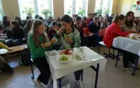 Jedzmy zdrowo i kolorowo - program edukacyjny w PSP w Godowie 17