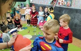 Andrzejkowe wr&oacute;żby w oddziałach przedszkolnych - PSP Łomno 3