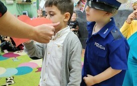 Andrzejkowe wr&oacute;żby w oddziałach przedszkolnych - PSP Łomno 7