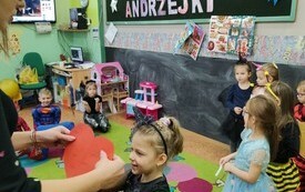 Andrzejkowe wr&oacute;żby w oddziałach przedszkolnych - PSP Łomno 9