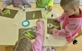 Zajęcia plastyczne w chybickim przedszkolu 13