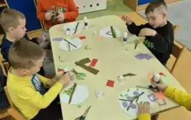 Zajęcia plastyczne w chybickim przedszkolu 16