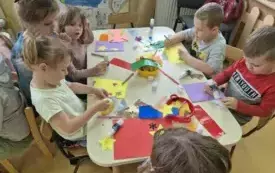 Zajęcia plastyczne w chybickim przedszkolu 19