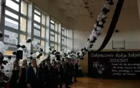 Uroczyste pożegnanie klas &oacute;smych w PSP w Chybicach 49