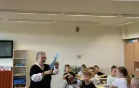 Warsztaty wycinanki świętokrzyskiej w Publicznej Szkole Podstawowej im. Feliksa Szczęsnego Karnickiego w Chybicach 1