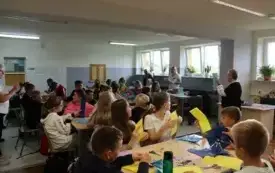 Warsztaty wycinanki świętokrzyskiej w Publicznej Szkole Podstawowej im. Feliksa Szczęsnego Karnickiego w Chybicach 2