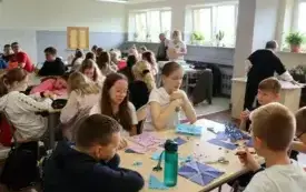 Warsztaty wycinanki świętokrzyskiej w Publicznej Szkole Podstawowej im. Feliksa Szczęsnego Karnickiego w Chybicach 5